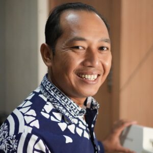 Suranto — Tenaga Kependidikan FBE UII