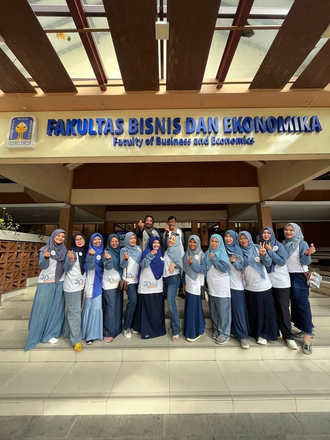 Alumni Akuntansi angkatan 1993 FBE UII di depan gedung fakultas