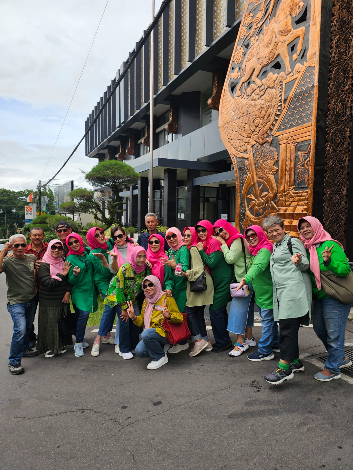 Alumni Manajemen angkatan 1980 FBE UII berfoto bersama